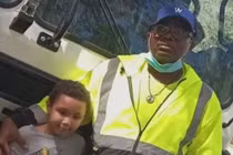 Cậu bé bị ném lên xe rác và suýt mất mạng