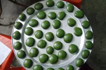 Loại bánh màu xanh đặc sản miền núi hút dân Hà thành