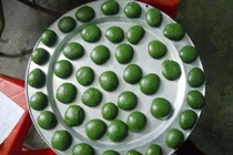 Loại bánh màu xanh đặc sản miền núi hút dân Hà thành
