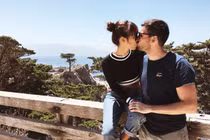 Bí quyết giữ lửa hôn nhân của 2 siêu mẫu nóng bỏng lấy chồng Tây