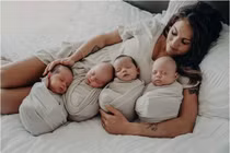 Nhìn theo ngón tay của bác sĩ khi siêu âm bà mẹ bật khóc