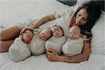 Nhìn theo ngón tay của bác sĩ khi siêu âm bà mẹ bật khóc