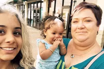 Di truyền 4 đời, đứa trẻ có mái tóc đặc biệt