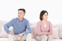 Nửa đêm không thấy chồng và con gái đâu, tôi bật khóc