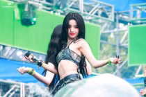 Nữ thần tượng liên tục bị chỉ trích mặc đồ 'như không mặc gì'