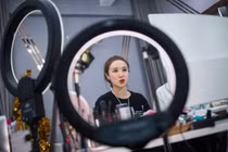 KOL Trung Quốc bị cấm khoe giàu, giảng tài chính bừa bãi