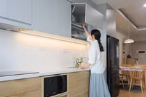 Cảnh sắc mùa thu trong căn hộ xinh xắn, tone màu nhạt của cô gái trẻ