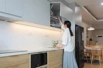 Cảnh sắc mùa thu trong căn hộ xinh xắn, tone màu nhạt của cô gái trẻ