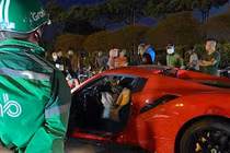 Siêu xe Ferrari đâm xe máy tại Hà Nội, một người tử vong