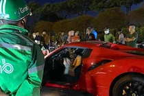 Siêu xe Ferrari đâm xe máy tại Hà Nội, một người tử vong