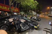 Hải Dương: 'Xế hộp' đâm vào bục tròn bẹp dúm, 2 người bị thương