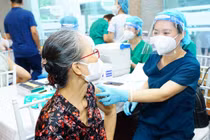 Bộ Y tế: Hàng chục tỉnh, thành tiêm vắc xin COVID-19 mũi 3, mũi 4 thấp
