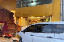 Xe 7 chỗ lao tiệm bánh mì ở Đà Nẵng, nhiều người bị thương