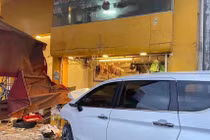 Xe 7 chỗ lao tiệm bánh mì ở Đà Nẵng, nhiều người bị thương