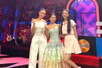 Sam học Hòa Minzy tự 'dìm hàng' chiều cao trước dàn hậu Vbiz