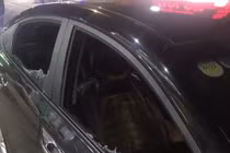 Nổ súng chỉ thiên, đập vỡ kính ô tô bắt nghi phạm giết người