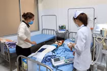 Bắt 2 “bảo mẫu” nghi bạo hành khiến bé gái 2 tuổi nguy kịch