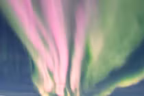  Bầu trời nứt đôi, tràn ngập ánh sáng hồng cam nghi do tác động vũ trụ