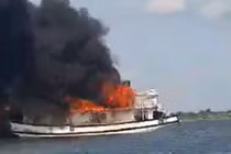 Hải Dương: Tàu du lịch Quảng Ninh bốc cháy ngùn ngụt trên sông Thái Bình