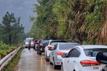 Du khách ùn ùn đi săn băng tuyết, ô tô tắc dài chờ lên đỉnh Mẫu Sơn