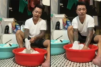  Tuấn Hưng livestream vừa giặt đồ vừa hát gây sốt