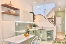 Ngôi nhà màu xanh mint mát lạnh với nhiều cửa sổ cho gia đình 3 thế hệ