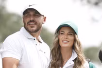 Vị hôn thê xinh đẹp của Brooks Koepka khoe dáng đẹp bốc lửa