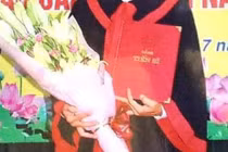 'Học' hay 'làm' tiến sĩ: Trải thảm đỏ rồi tiến sĩ về làm gì?