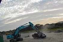 Dùng máy múc đập nát đầu 2 xe ôtô: Nguyên nhân hành vi côn đồ?