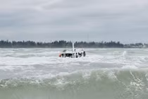 Chìm ca nô biển Cửa Đại 17 người chết: Do tàu thiết kế kín?