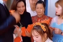 Cô dâu tát em chồng đau điếng trước mặt khách