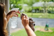 Mẹo làm sạch cửa sổ kính từ trong ra ngoài 