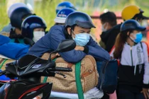 Về ăn Tết thời dịch: Người xa quê nói gì về quy định tréo ngoe