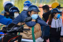 Về ăn Tết thời dịch: Người xa quê nói gì về quy định tréo ngoe