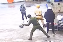 Tạm đình chỉ 4 cảnh sát vụ đánh 2 nam sinh đi xe máy