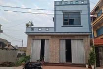 Chủ tịch xã xin lỗi gia đình bị khóa cửa do hai đứa trẻ về từ… vùng đỏ