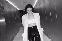 20 năm Hà Hồ vẫn tỏa sáng với quần da bó chẽn bóng nhẫy