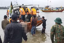 Chìm ca nô 15 người chết ở biển Cửa Đại: Ai bồi thường các nạn nhân?