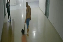 Bắt người cha dùng thắt lưng quấn cổ con dắt đi do nghi…trộm tiền