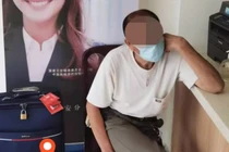 Cụ ông Trung Quốc bỏ nhà, đi gặp nữ streamer yêu thích