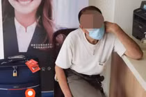 Cụ ông Trung Quốc bỏ nhà, đi gặp nữ streamer yêu thích