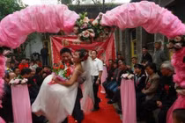 Không lâu sau khi con gái tôi tự tử, con rể đã kết hôn với nhân tình khác! 