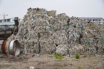 Hải Dương yêu cầu công ty Huy Hoàng di dời “núi” phế liệu nhựa