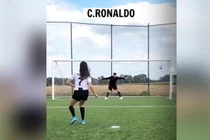 Hot girl bắt chước các kiểu ghi bàn của những siêu sao