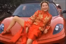 Cô dâu nổi hứng chụp ảnh bên siêu xe, cách tạo dáng gây xôn xao