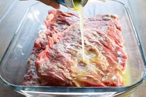 Thịt bò ướp với muối là sai, dùng thứ này thịt mới mềm ngon, không khô