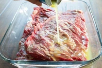 Thịt bò ướp với muối là sai, dùng thứ này thịt mới mềm ngon, không khô