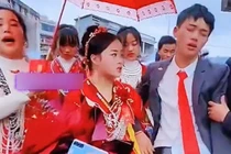 Chú rể suy sụp, “nước mắt như mưa” trong ngày trọng đại, nguyên nhân gây tranh cãi