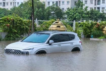 Nhiều đường phố Hà Nội ngập sâu sau trận mưa lớn