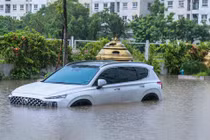 Nhiều đường phố Hà Nội ngập sâu sau trận mưa lớn